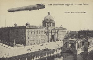 Zeppelin LZ III flyger över City Palace, Berlin (s/v foto) av Photographer German