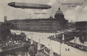 Zeppelin LZ III flyger över City Palace, Berlin (s/v foto) av Photographer German