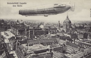 Zeppelin-luftskepp som flyger över Berlin (s/v-bild) av Photographer German