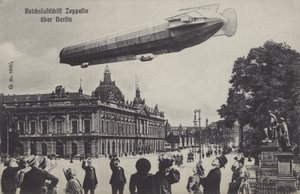 Zeppelin-luftskepp som flyger över Berlin (s/v-bild) av Photographer German