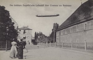 Zeppelin som flyger över Konstanz, Tyskland (s/v foto) av Photographer German