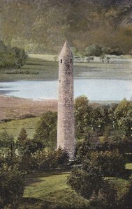 Irland: Ancient Round Tower, Glendalough, County Wicklow (färgat foto) av Photographer Irish