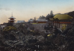 Japan, ca 1912: Kiyomizu-templet är känt för sin hängande scen på kanten av stup och en femma utsikt över staden Kyoto (foto) av Photographer Japanese