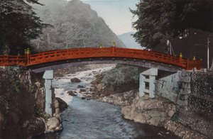 Japan, ca 1912: Heliga bron vid Nikko, 90 miles norr om Tokyo (foto) av Photographer Japanese