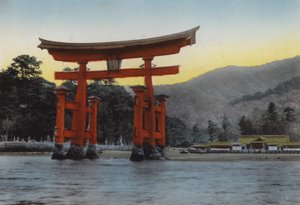 Japan, ca 1912: Den heliga ön, Miyajima, i innanhavet, en av tre mest uppmärksammade scener i Japan; Templet uppfördes här av Kiyomori på 1100-talet (foto) av Photographer Japanese