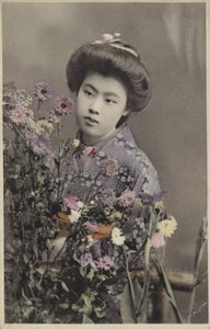 Japansk flicka med blommor (färgat foto) av Photographer Japanese
