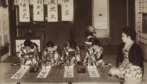 Japanska skolflickor som skriver med penslar i en dagisklass (s/v-foto) av Photographer Japanese
