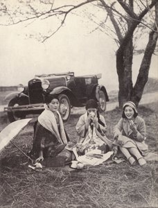 Japanska kvinnor på picknick i västerländska kläder (s/v-foto) av Photographer Japanese