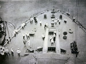Fördäcket på "Mikasa", Japans största krigsfartyg och flaggskepp av Admiral Togo (s/v foto) av Photographer Japanese