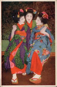 Tre unga japanska kvinnor i traditionell dräkt (foto)