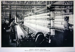 Kvinnliga agenter på jobbet i ett japanskt spinneri av Photographer Japanese