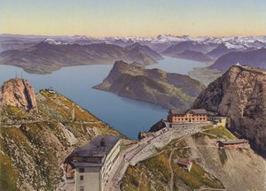 Pilatus-Kulm (2133 m.ö.h.) Luzernsjön och Alperna (färgfoto)