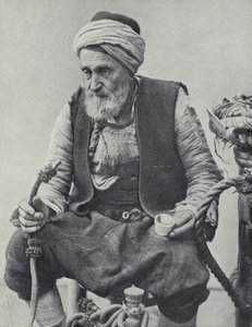 Bonde som röker vattenpipa, Izmir, Turkiet (s/v foto) av Photographer Turkish