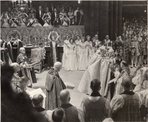 Hertiginnan Mary, med sin krona i luften och hyllar drottning Elizabeth II vid kröningen av Blaise Nicolas Le Sueur