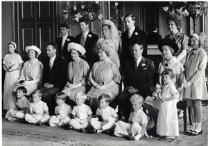 Gruppbröllopsfotografi av Lord Hartington och Amanda med HM drottningen och drottningmodern, 28 juni 1967 (s/v foto)