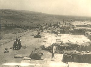 Vy över utgrävningarna av Phaistos-palatset, italiensk arkeologisk mission ledd av Luigi Pernier och Federico Halbherr, Kreta, Grekland av Blaise Nicolas Le Sueur