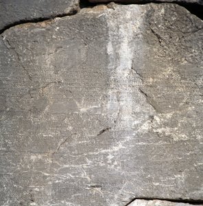 Mur med inskriptioner nära Apollontemplet i Delfi (Unescos världsarvslista).