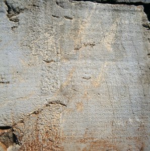 Vägg med inskriptioner nära Apollontemplet, Delphi (Unescos världsarvslista av Blaise Nicolas Le Sueur