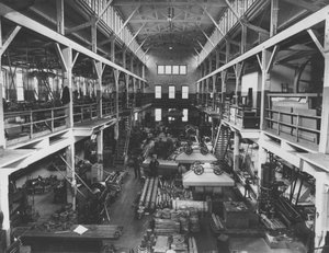 Interiörvy av ny maskinverkstad i Hagley Yard, 1905
