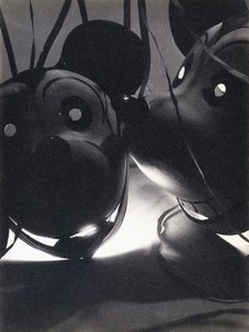 Musse Pigg-ballonger, ca 1932 (silvertryck av gelatin, på Gevalux-papper) av Pierre Dubreuil