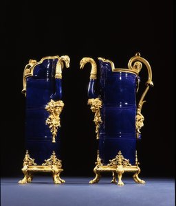 Två kannor, ca 1767 (porslin med bronskant) av Pierre Gouthière
