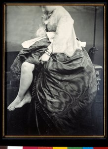 Grevinnan Verasis de Castiglione, född Virginia Oldoini, sitter på ett bord. Grevinnan lyfter upp sin klänning för att förstöra hennes ben och fötter. Silvergelatinbromidtest av Louis Pierson (1822-1913) 1863 Paris, Musee d
