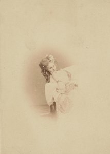 [Vignetterad sittande i Ritrosetta-klänning], 1861-67. av Pierre Louis Pierson