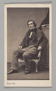 [Studioportätt: Eugène Delacroix sittande på en stol] av Pierre Petit