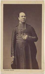 [Oidentifierad präst står och håller i en hatt] av Pierre Petit