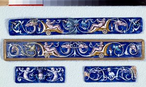 Groteska sköljplattor. Emaljmålad realiserad i verkstäderna av Pierre Reymond (1513-1584) Enouen, Musee national de la Renaissance