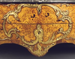 Detalj av en Ludvig XV-kommod, såld av Adrien Delorme (ormolu-monterad tulpanved, amarant, fruktträ och intarsia) (se även 463007)