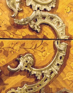 Detalj av en Ludvig XV-kommod, såld av Adrien Delorme (ormolu-monterad tulpanved, amarant, fruktträ och intarsia) (se även 463007)