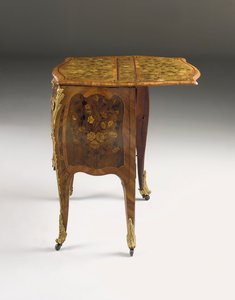 Ludvig XV kommod, ca 1765-70 (ormolu monterad tulpanved, platan, amaranth & intarsia) (se även 463003, 463004 och 465391)