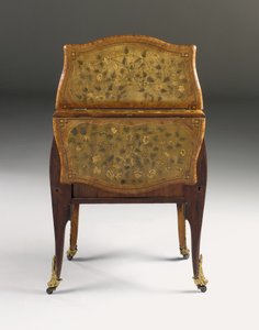 Ludvig XV kommod, ca 1765-70 (ormolu monterad tulpanved, platan, amaranth & intarsia) (se även 463003, 465390 och 465391) av Pierre Roussel