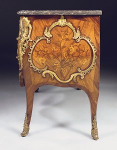 Louis XV commode, återförs av Adrien Delorme (ormolu monterad tulpanved, amaranth, fruktträ och intarsia) (se även 463008)