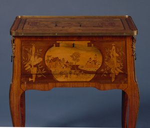 Övergångsbord a la Bourgogne, detalj (ormolu-monterad tulpan och intarsia) (se även 463012, 463013 och 463014)