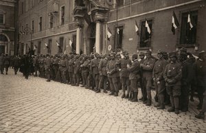 Album "The GM R. Army (första världskriget)": militära trupper på en gata i staden Ravenna festligt dekorerad med tricolor på fönstren (s/v foto) av Pietro Bezzi