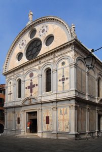 Utsikt över kyrkan Santa Maria dei Miracoli i Venedig (Venezia) 2007 av Pietro Lombardo och hans söner. av Pietro Tullio and Antonio I Lombardo