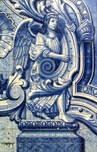 Dekorativ panel föreställande en ängel, Lamego, Portugal. 1738 (keramiska plattor) av Portuguese School