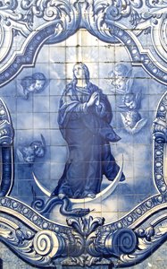 Detalj av en dekorativ panel som visar Jungfru Maria som krossar ormen, Lamego, Portugal. 1738 av Portuguese School