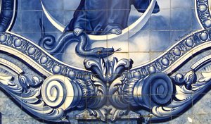 Detalj av en dekorativ panel som visar Jungfru Maria som krossar ormen, Lamego, Portugal. 1738 (keramiska plattor) av Portuguese School