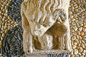 Lejon äter en man, bas av sarkofag av D. Afonso Pires, tidigare biskop av Porto, Lamego, Portugal ca 1372 (sten) av Portuguese School
