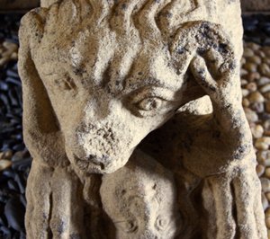 Lejon äter en man, bas av sarkofag av D. Afonso Pires, tidigare biskop av Porto, Lamego, Portugal ca 1372 (sten) av Portuguese School