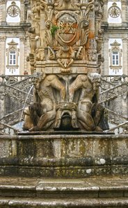 Mytiska Atlantes vid foten av en obelisk, Lamego, Portugal. 1738 (granit) av Portuguese School