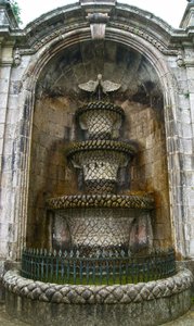 Pelican Fountain, Sanctuary of Our Lady of Remedies, Lamego, Portugal 1738 (sten) av Portuguese School