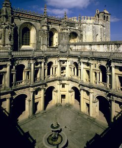 Utsikt över Claustro dos Felipes, färdig efter 1584 av Portuguese School