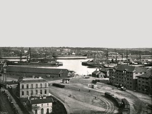 The Docks, Southampton, 1895. av Poulton and Co