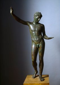 Grekisk konst: "" den unge mannen från Marathon"" (ephebe) staty av Hermes tonåring eller ung idrottsman - Bronsskulptur gjord av Praxitele (300-talet f.Kr.), 330 f.Kr. Dim. 130 cm - Aten, National Archaeological Museum - The Marathon Boy eller Efebe of Ma