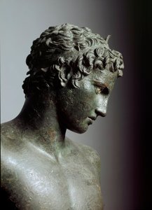 Grekisk konst: "" den unge mannen från Marathon"" (ephebe) staty av Hermes tonåring eller ung idrottsman, Detalj - Bronsskulptur gjord av Praxitele (300-talet f.Kr.), 330 f.Kr., Dim. 130 cm - Aten, National Archaeological Museum - Marathon Youth (detalj) -