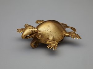 Hängande klocka: sköldpadda, 800-1200 (guld) av Pre Columbian Pre Columbian